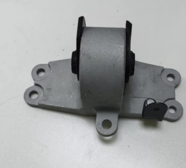 1C10146 Toyota 12372-0P080 INSULATOR  Engine Mount 2.5L